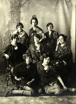 Grup de noies amb indumentària tradicional