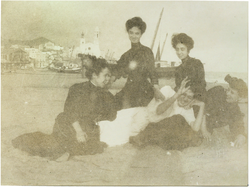Rita Benaprès i grup de noies a la platja de la Ribera