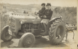 Noies amb tractor