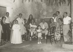 Grup familiar amb nena M. Teresa Isart per la primera comunió