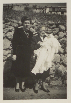 La llevadora Angeleta Cardús amb Conxita Llopart i el nen Ramon Duran