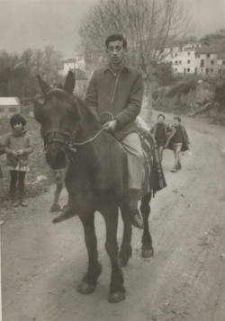 Josep Creixell muntant a cavall