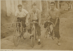 Joves amb bicicleta