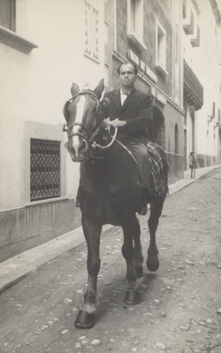 Ismael Sabaté muntant a cavall