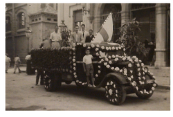 Automòbil adornat amb flors davant de l'Ajuntament