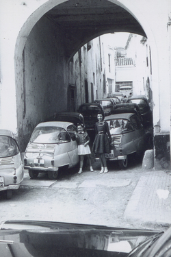 Trobada de vehicles Isettes a la plaça del Portal