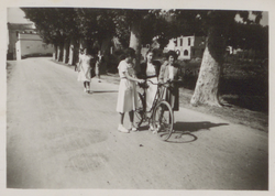 Noies i bicicleta