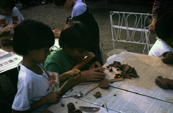 Infants jugant amb argila a la Cooperativa Gregal