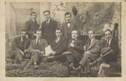 Grup d'homes amb el mestre Isidoro Arús