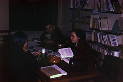 Gent asseguda al voltant d'un escriptori