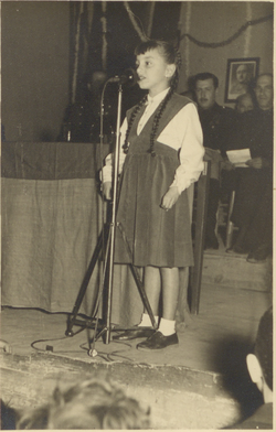 Nena recitant davant autoritats franquistes durant la festa de l'alliberament