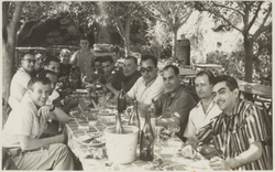 Grup d'homes entaulats amb mossén Rafel a les Deus